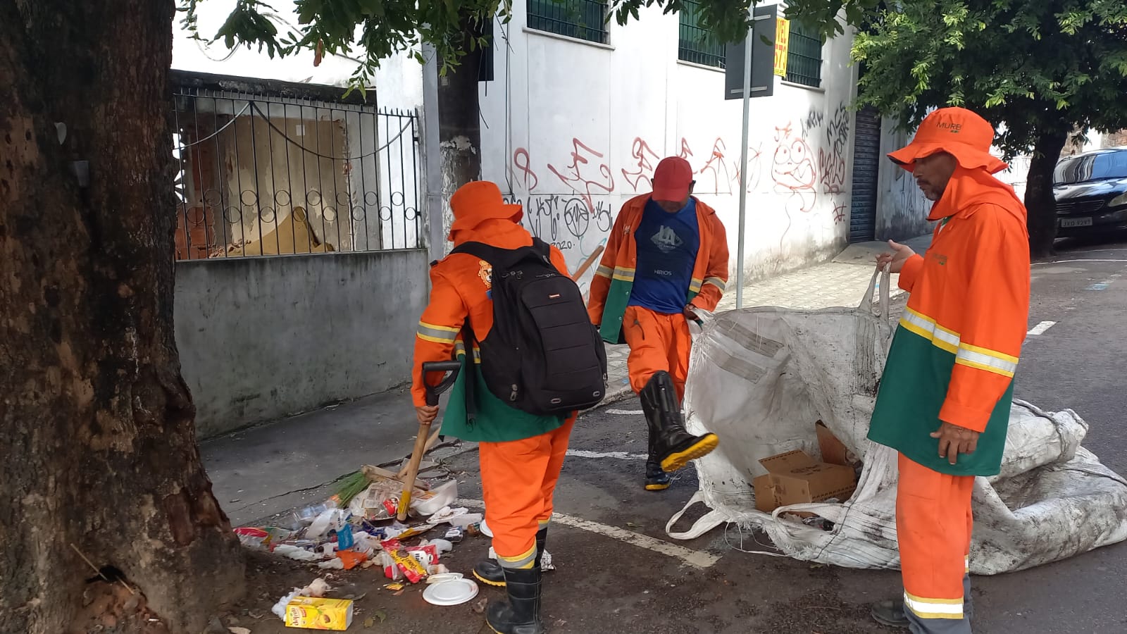 Mais de 400 garis limparam Manaus durante a madrugada