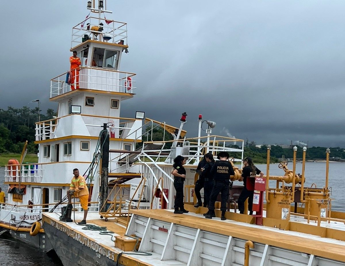 PF prende homem com arma e munições em embarcação no Rio Negro