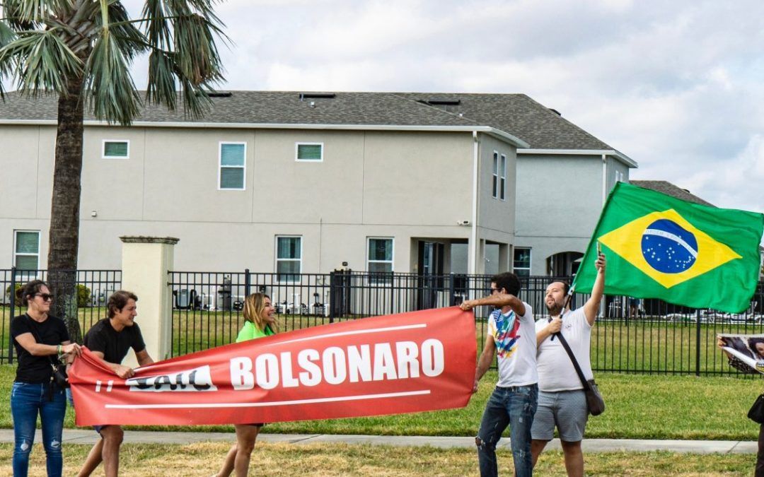 Veja o vídeo de bolsonaristas atacando grupo em Orlando