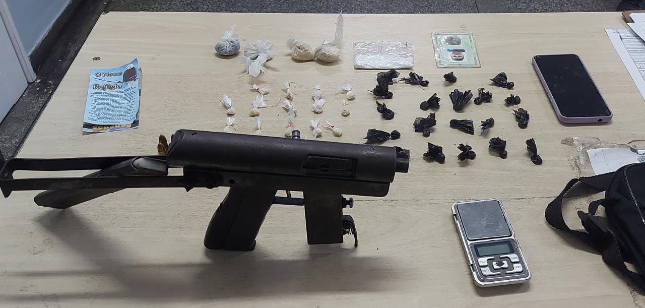 Polícia Militar prende trio com submetralhadora caseira e drogas