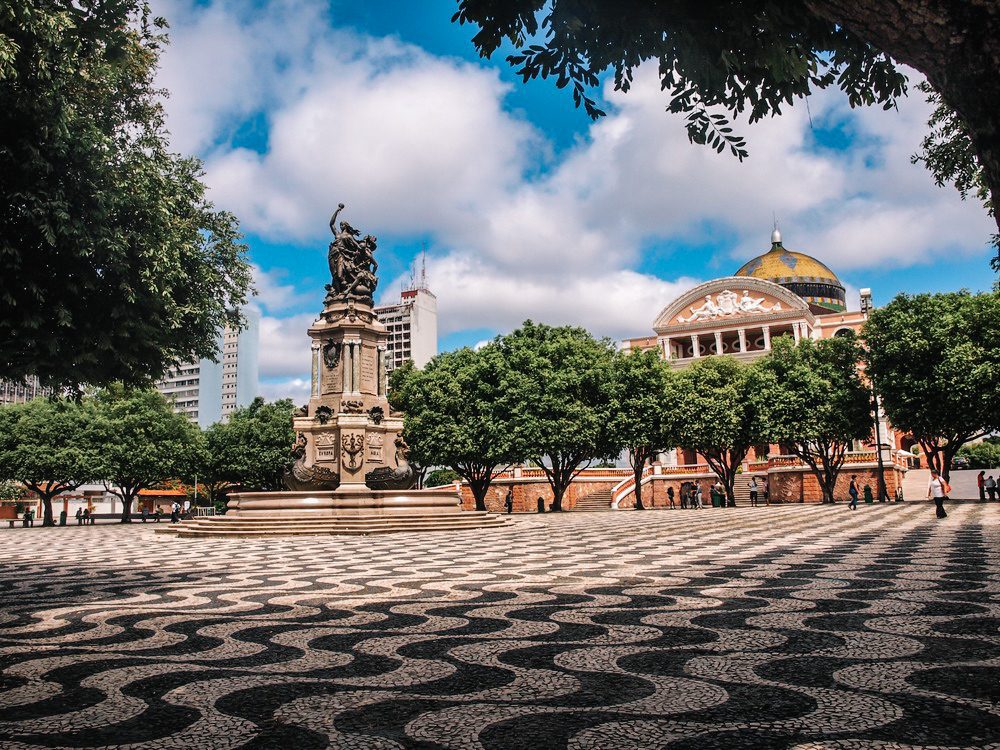 Dito & Feito - Até o New York Times exalta nosso tacacá na frente do Teatro Amazonas; e você?