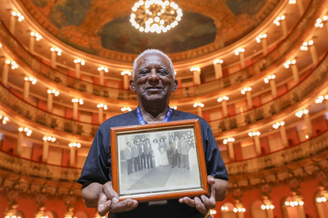 Servidor mais antigo do Teatro Amazonas completa 50 anos de trabalho