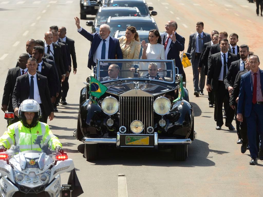 Subiu a rampa: Lula é oficialmente presidente do Brasil