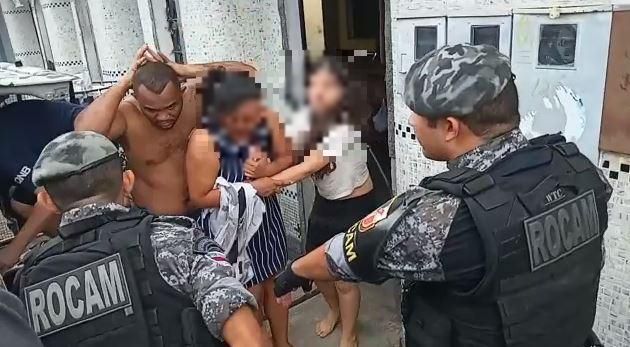 Dupla é presa após invadir casa e fazer mulher e adolescente de reféns