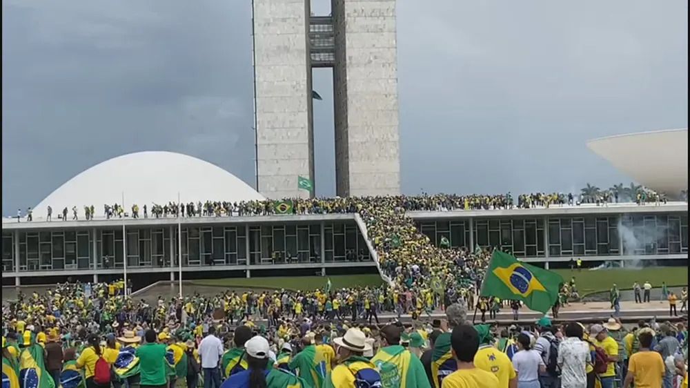 Bolsonaristas furam bloqueio e invadem o Congresso Nacional em Brasília