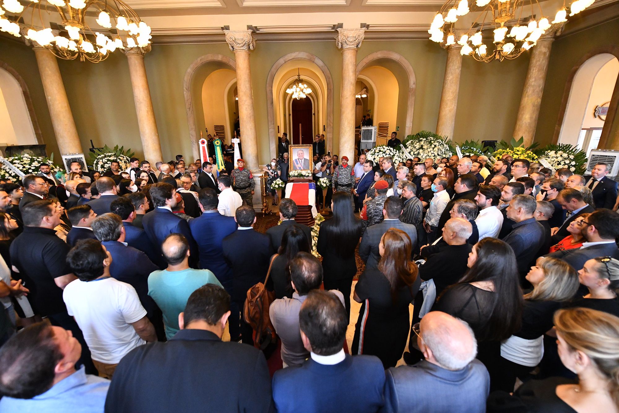 Começa o velório de Amazonino Mendes no Teatro Amazonas