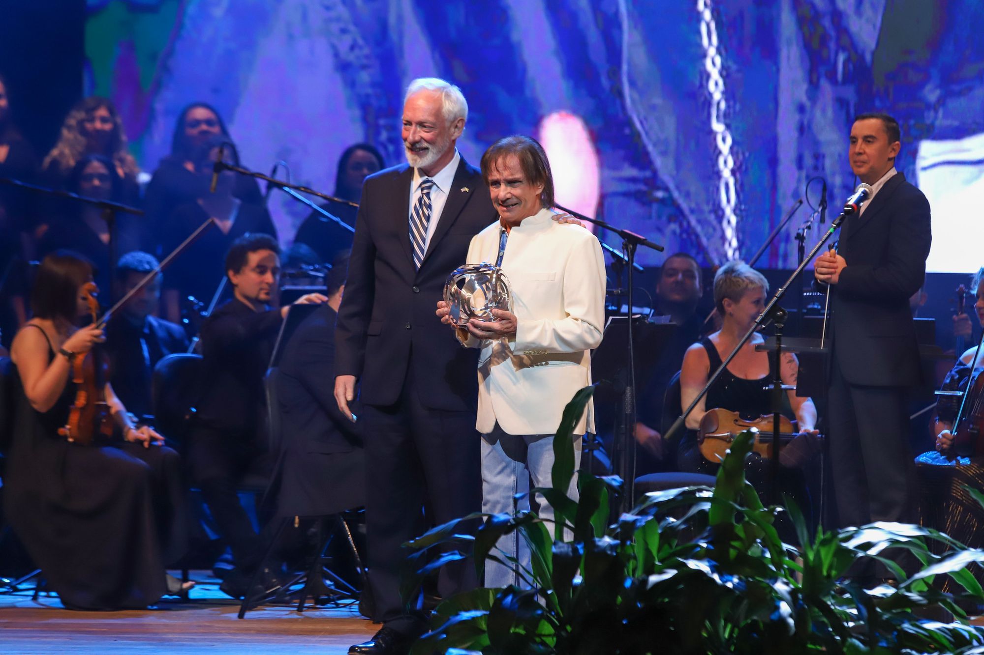 Prêmio Nobel Verde é lançado no Teatro Amazonas com homenagem a Roberto Carlos