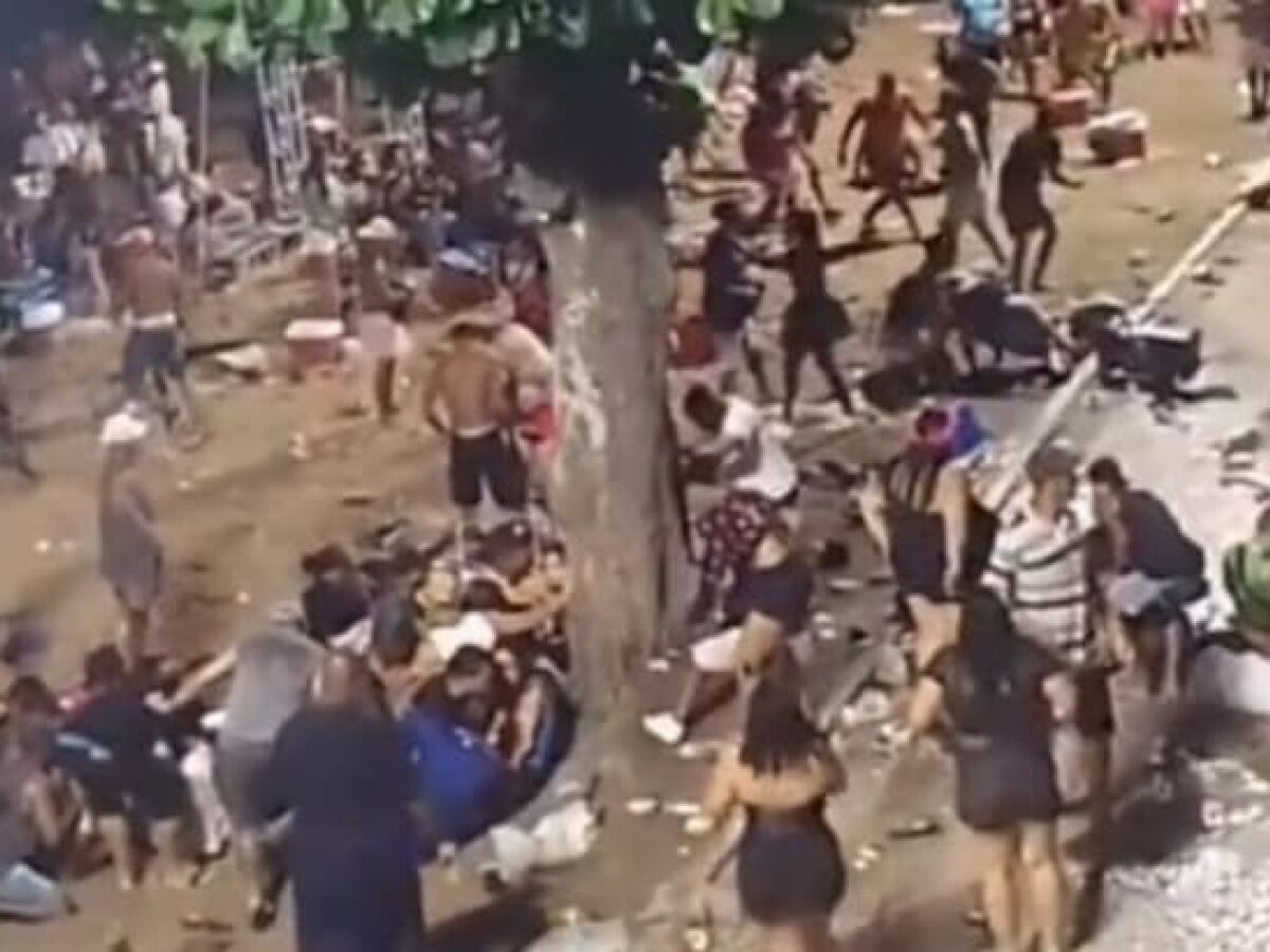 Briga em bloco de carnaval deixa 2 mortos e 15 feridos em Magé, no Rio