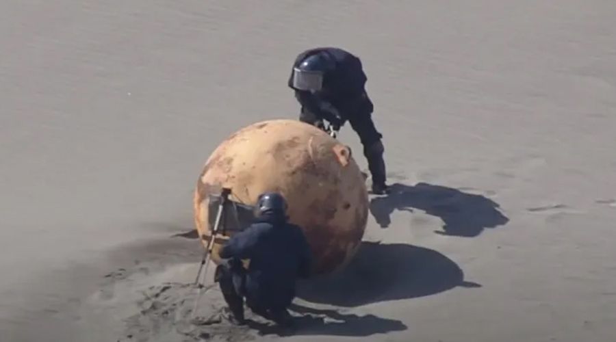 Esfera misteriosa aparece em praia do Japão e intriga autoridades; veja