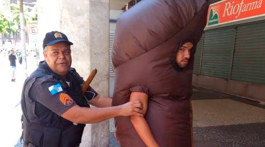 PM prende 'homem-pênis' durante Carnaval