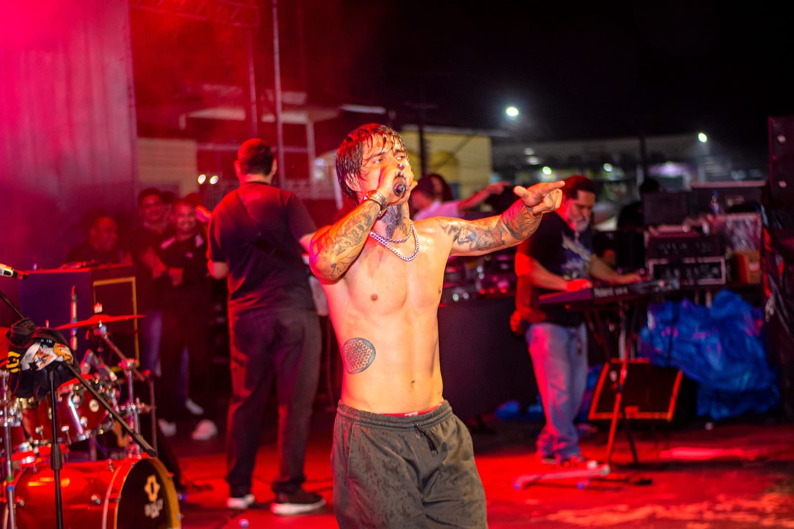 Apesar da chuva, foliões curtem a segunda noite do Carnachoeira 2023