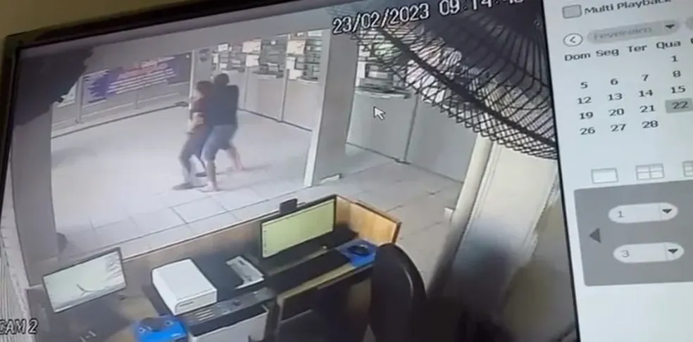 Homem rouba moto, faz funcionária de lotérica refém e é preso em Manaus