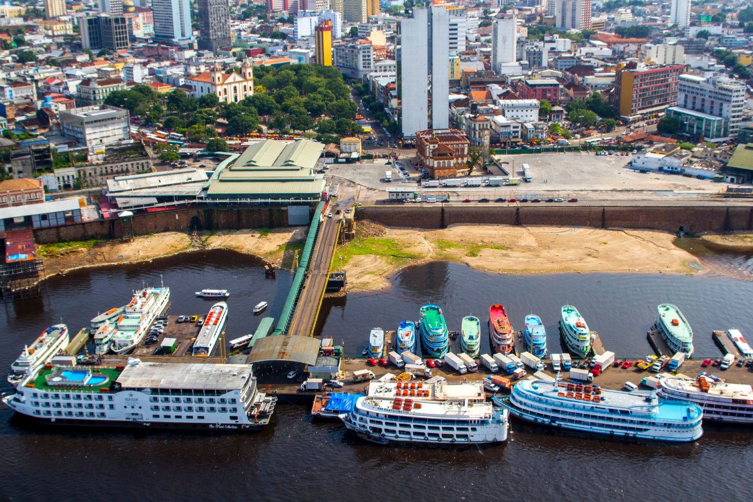 Homem é preso por suspeita de estuprar mulher em embarcação