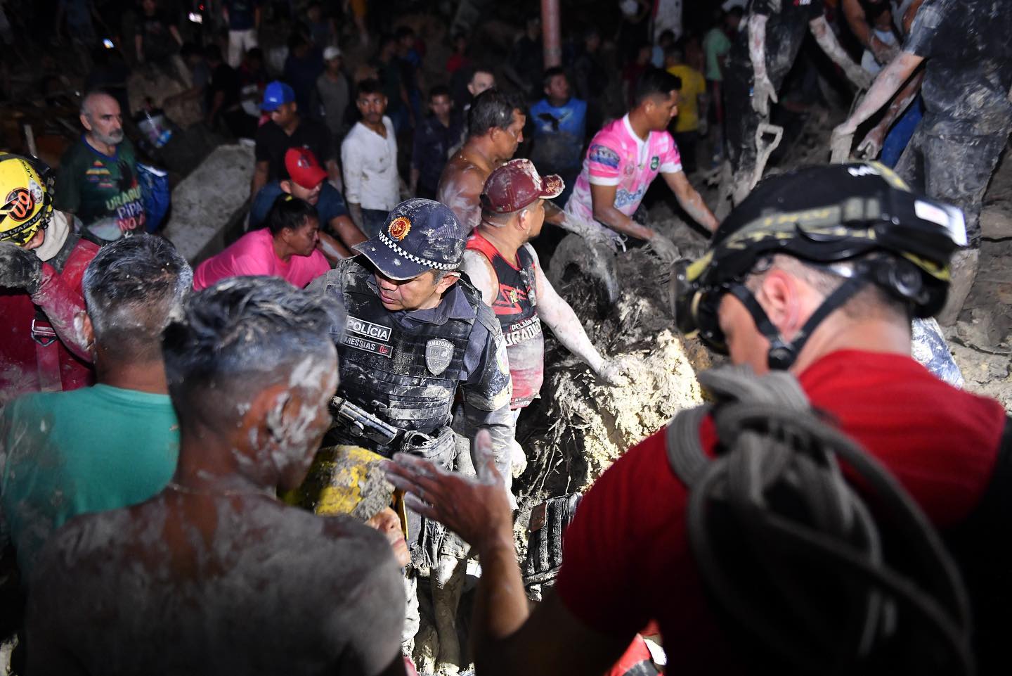 Oito pessoas morrem após soterramento de casas em Manaus