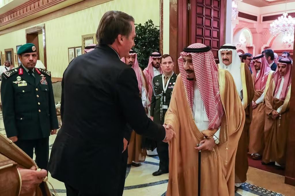 Bolsonaro ficou com 3º conjunto de joias da Arábia, que inclui Rolex de diamante