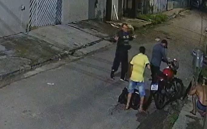 Vídeo: Dupla assalta motoboy em Manaus e leva até o lanche