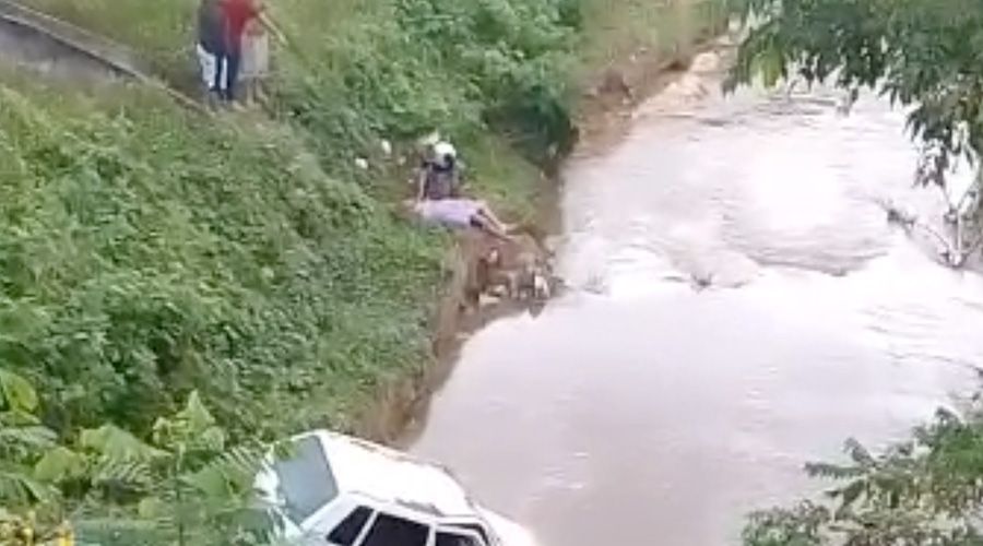 Vídeo: Casal é resgatado após carro cair em igarapé em Manaus