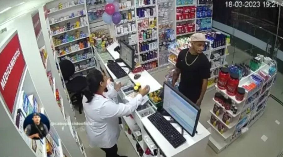 Vídeo: Criminoso se passa por cliente e assalta drogaria no bairro Alvorada