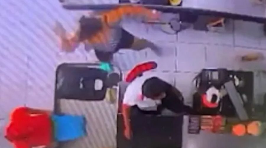 Vídeo: Mulher esfaqueia amante do marido em supermercado
