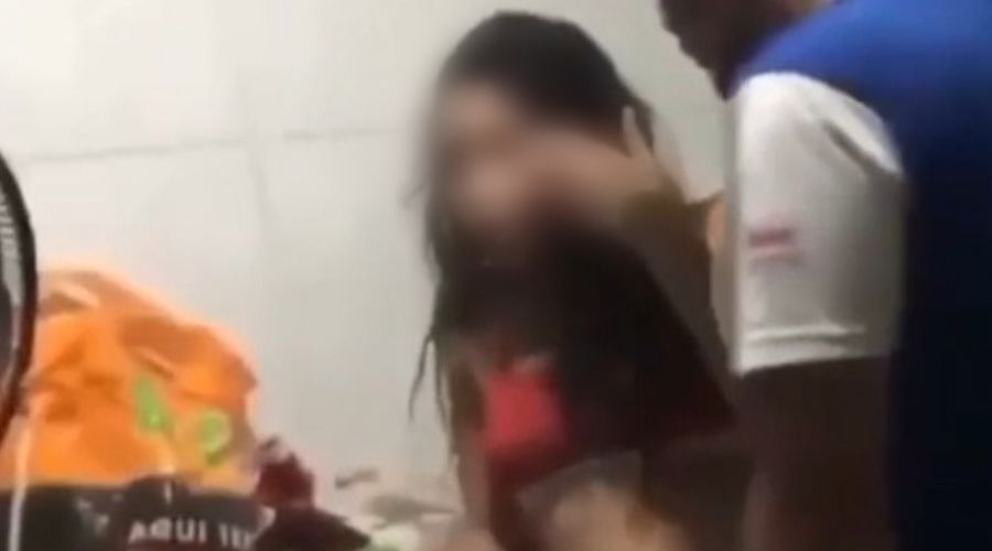 VÍDEO: Homem flagrado agredindo namorada grávida é procurado em Manaus