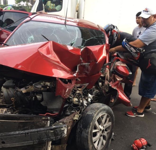 Vídeo: Grave acidente deixa motorista preso nas ferragens na Max Teixeira