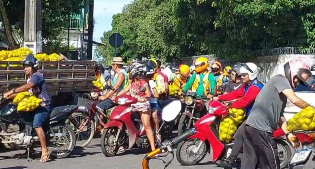 Em Parintins, população saqueia caminhão carregado com laranjas