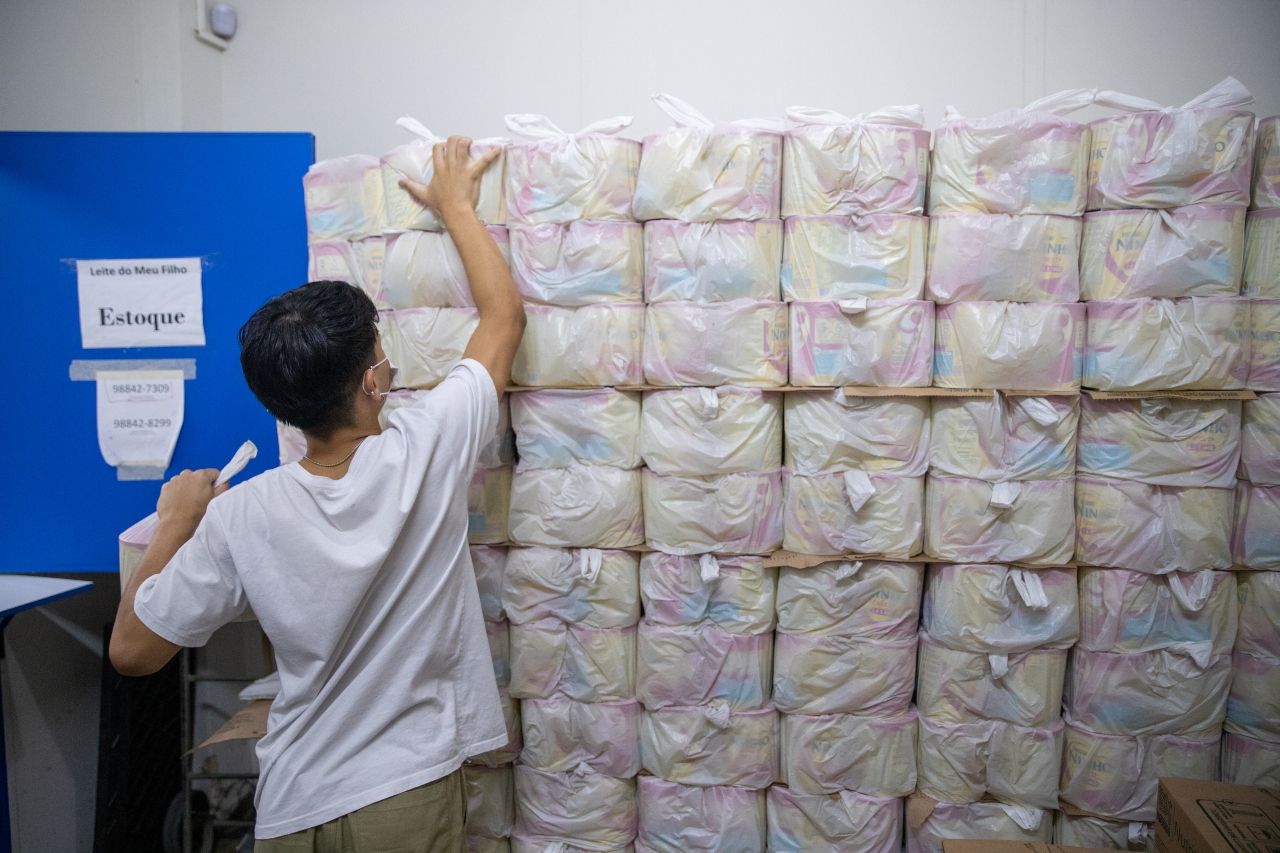 Após reabastecimento, Prefeitura de Manaus distribui mais de 21 mil itens do ‘Leite do Meu Filho’
