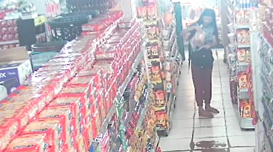 Vídeo: Mulher é flagrada furtando bistecas de R$ 90 reais no Coroado