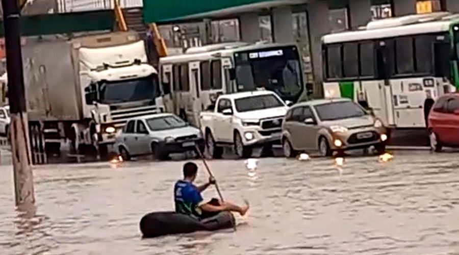 Vídeo: De bote, homem tenta atravessar Torquato durante chuva