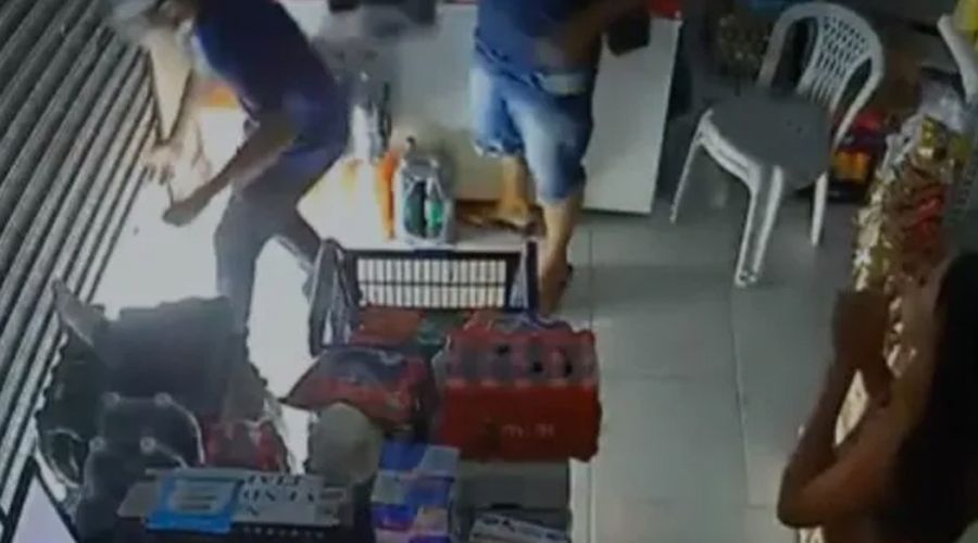 Vídeo: Homens assaltam mercadinho no bairro Monte das Oliveiras em Manaus