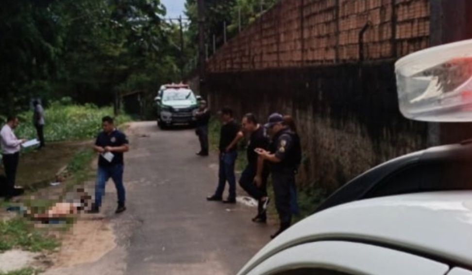 Homem é encontrado morto atrás de igreja em Manaus