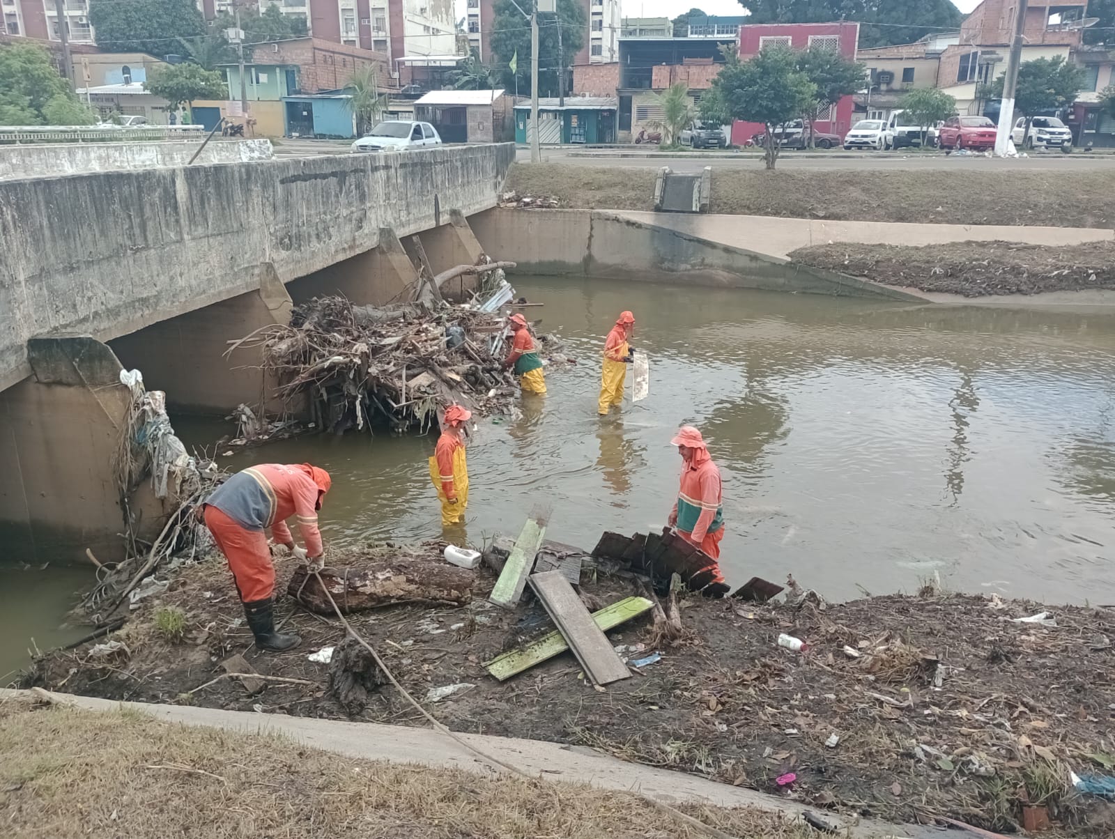 Após fortes chuvas em Manaus, Seminf reforça limpeza de igarapés