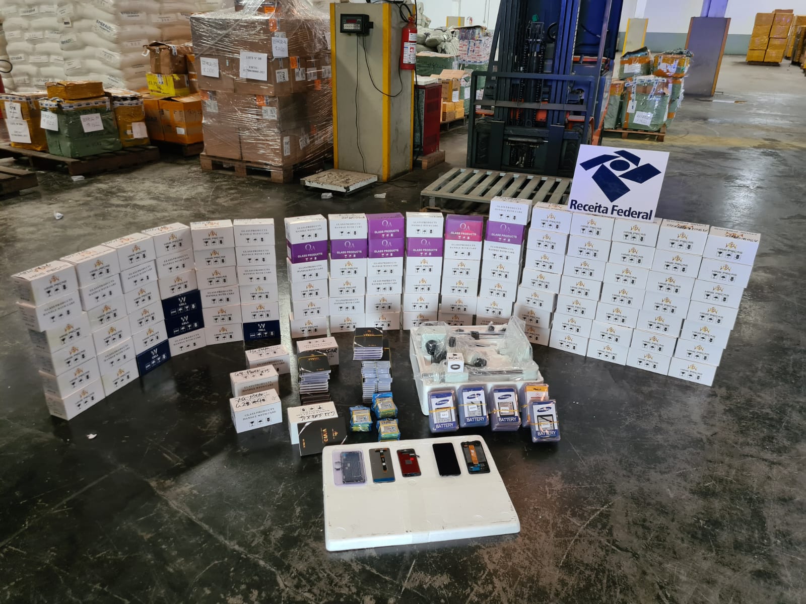 Receita retém mercadorias em transportadora em Manaus