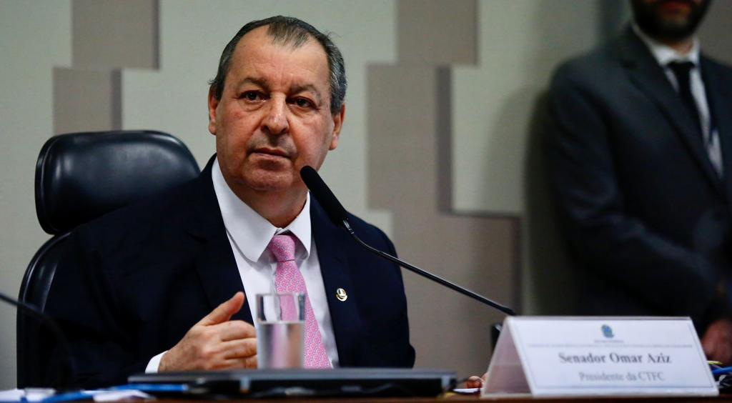 Omar aprova requerimentos para apurar se joias enviadas a Bolsonaro seriam propina