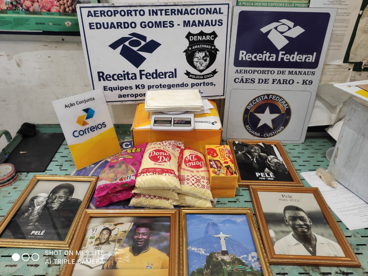 Receita Federal encontra cocaína em quadros com fotos do Rei Pelé em Manaus