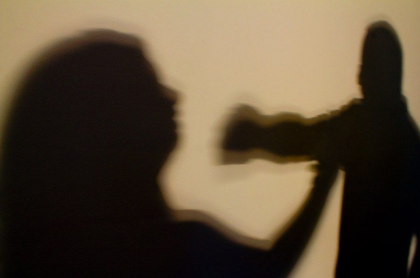 No Brasil, uma mulher é vítima de violência a cada quatro horas