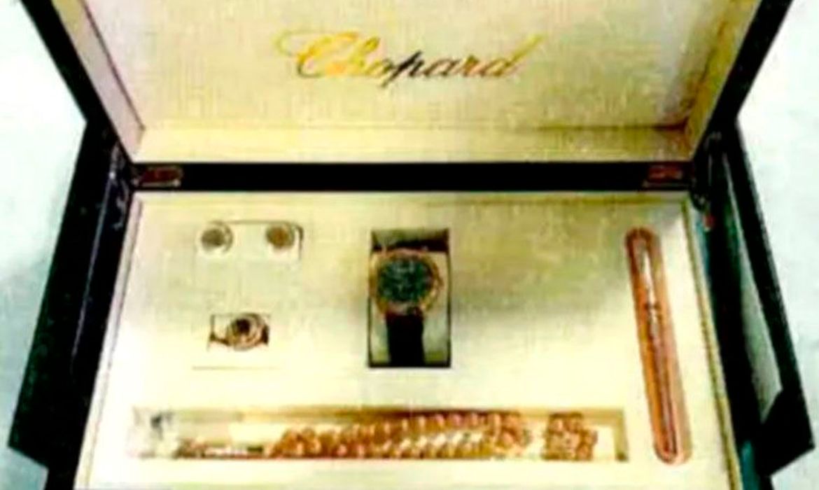 Bolsonaro devolve joias e armas presenteadas pelo governo saudita