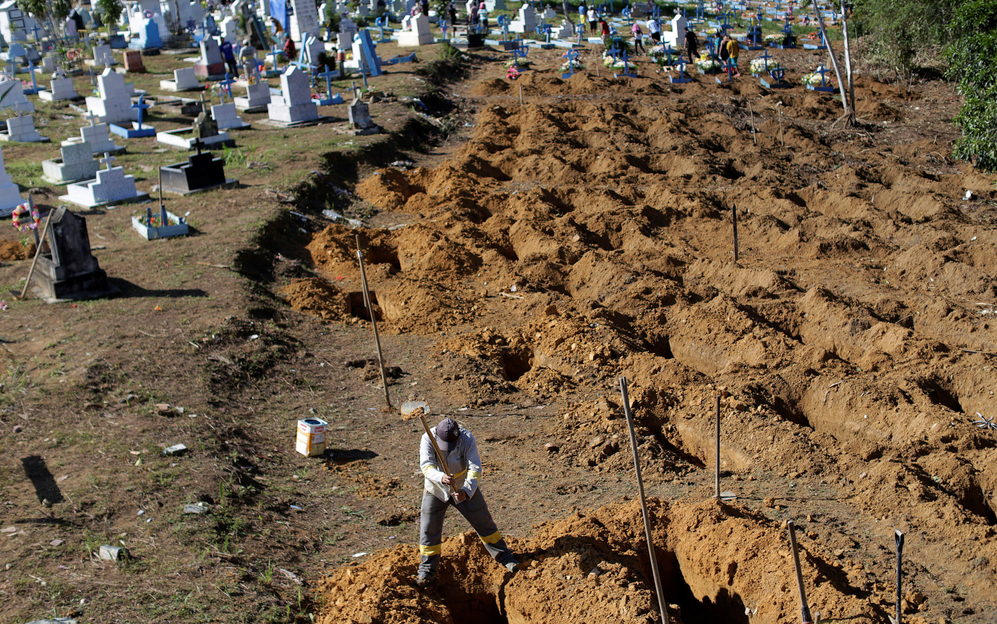 Estado divulga 64 mortes, mas pede 100 covas em cemitério