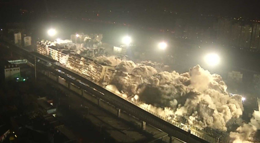 19 prédios somem em 10 segundos na China