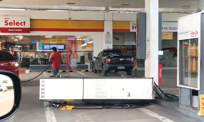 Acidente arranca bomba em posto