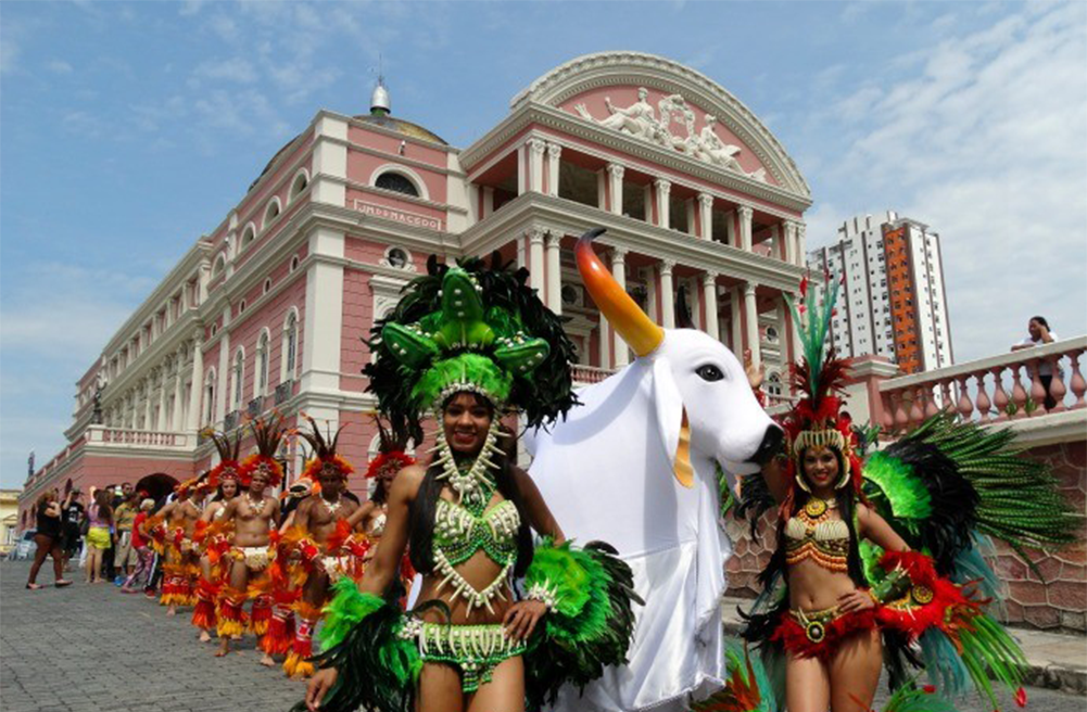 Bois fazem shows no Teatro Amazonas