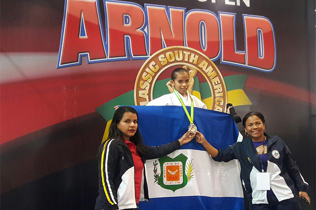 Lutadora de Borba dribla seguranças e abraça Arnold