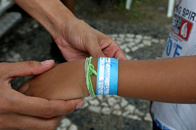 Lei: Crianças deverão usar pulseiras em eventos