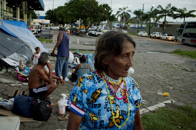 Venezuelanas grávidas moram nas ruas de Manaus