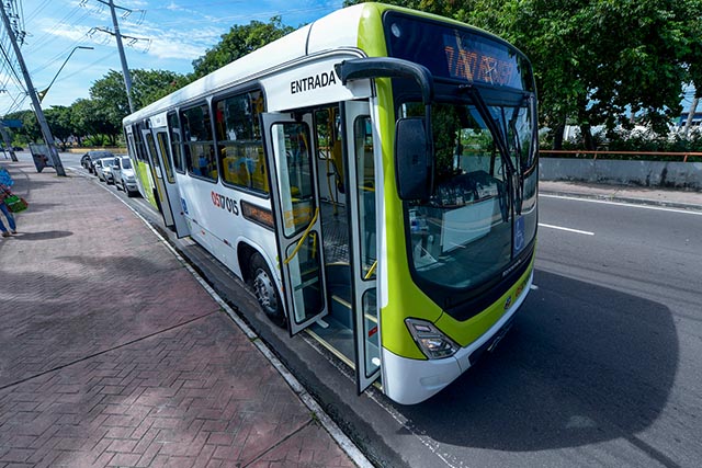 Governador quer baixar tarifa de ônibus em Manaus