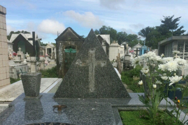 Quadrilhas violam túmulos no São João Batista para furtar peças