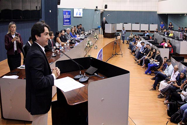 Amazonino falta a evento do PDT na Câmara