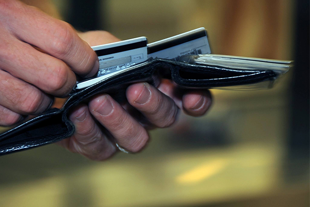 Lei autoriza diferenciação de preço para compras em dinheiro e cartão