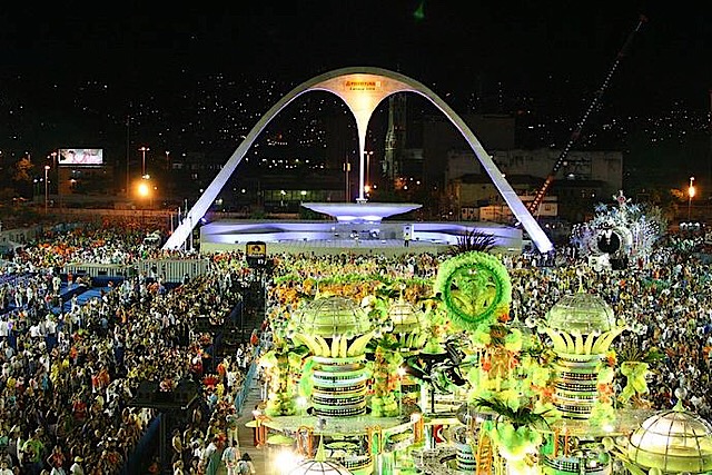 Crivella corta verba e acaba com Carnaval do Rio