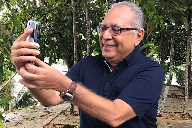 Em ritmo de campanha, Amazonino agora tem Facebook